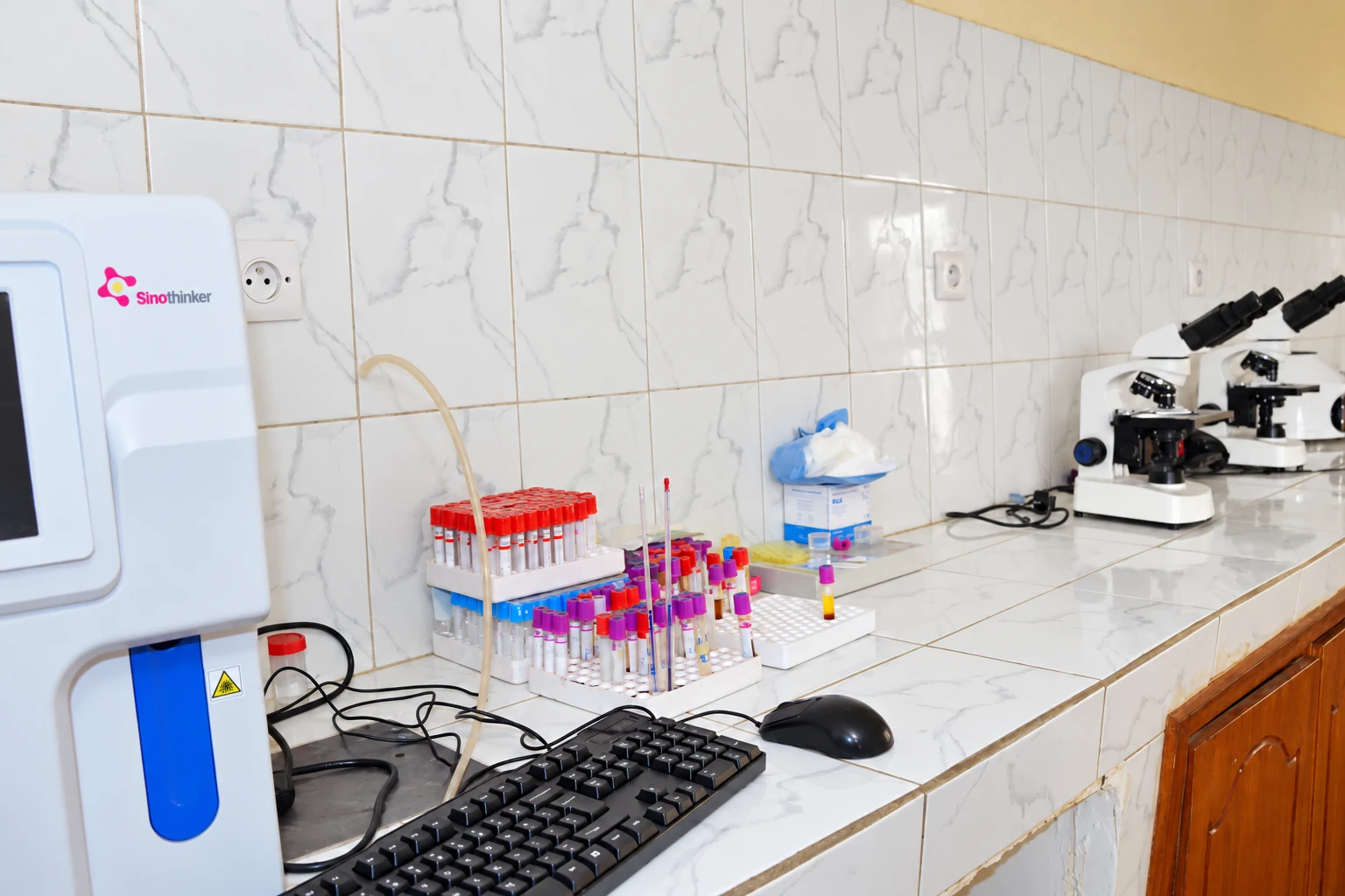 Équipements d’analyse et portoirs de tubes du laboratoire de l’ESFé-Mali