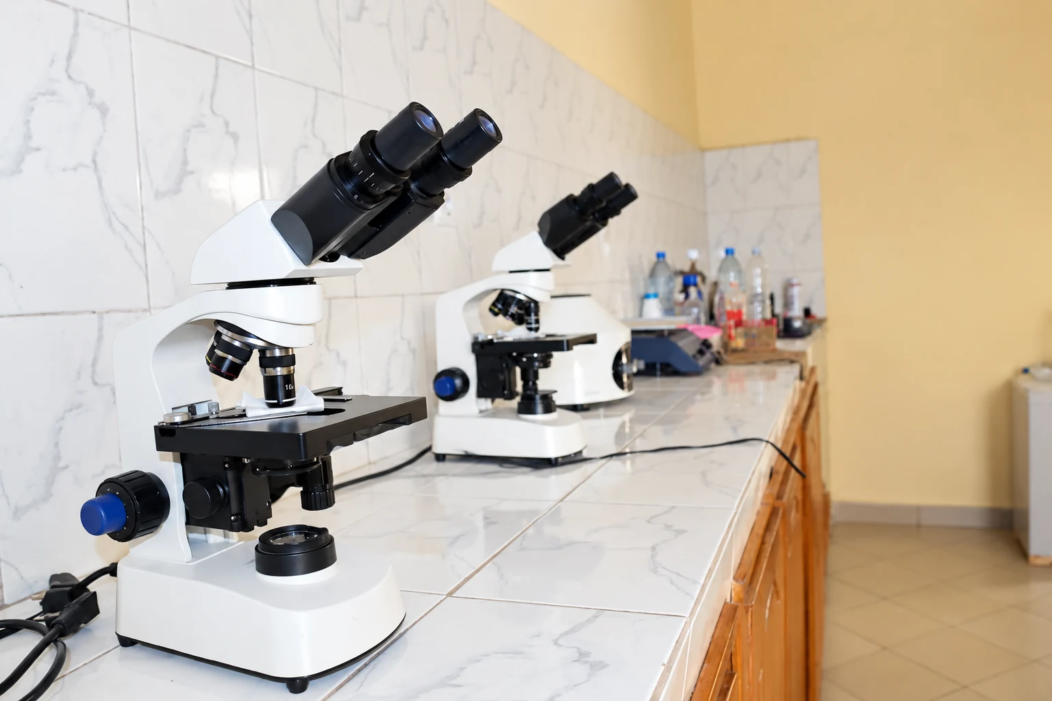 Microscopes sur une paillasse du laboratoire de l’ESFé-Mali